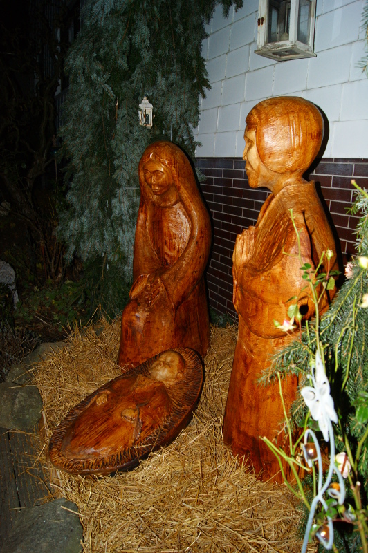 Krippenfiguren mit der Kettensäge geschnitzt