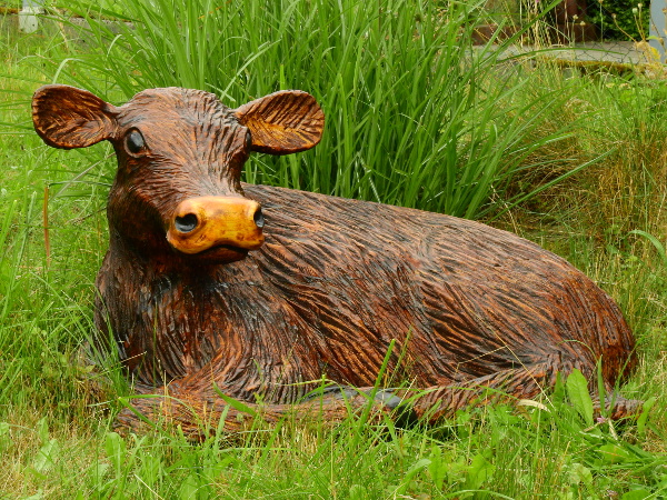 Kälbchen liegend carving