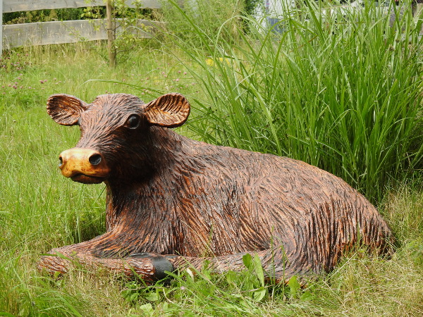 Kälbchen chainsaw carving