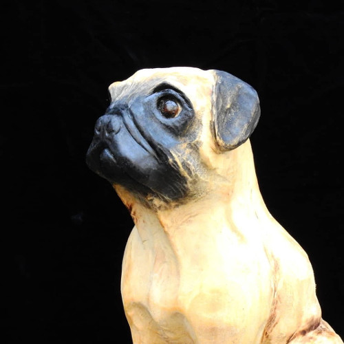 hundefiguren aus holz vom Motorsägenschnitzer